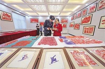 國(guó)家稅務(wù)總局扎蘭屯市稅務(wù)局開(kāi)展“文化興企政策惠民”活動(dòng)